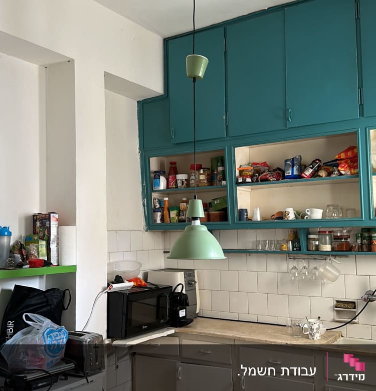 מנורה תלויה עם חוט חשמל מהתקרה במטבח